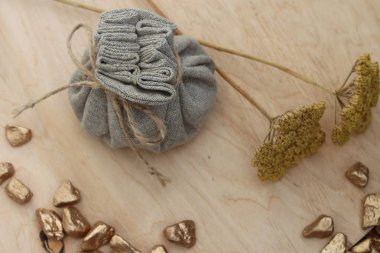 Pamuk çanta zenginlik ve refah simgeleyen altın dolu