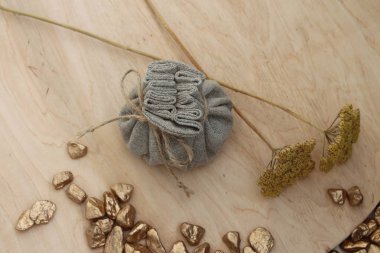 Pamuk çanta zenginlik ve refah simgeleyen altın dolu