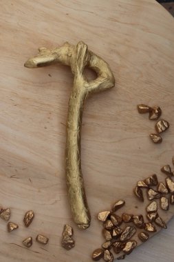 Zenginlik ve refah simgeleyen altın feng shui horoz