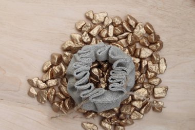 Pamuk çanta zenginlik ve refah simgeleyen altın dolu