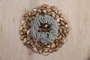 Pamuk çanta zenginlik ve refah simgeleyen altın dolu