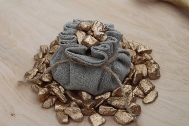 Pamuk çanta zenginlik ve refah simgeleyen altın dolu