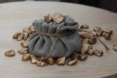 Pamuk çanta zenginlik ve refah simgeleyen altın dolu