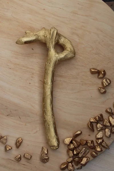 Zenginlik ve refah simgeleyen altın feng shui horoz