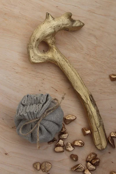 Zenginlik ve refah simgeleyen altın feng shui horoz