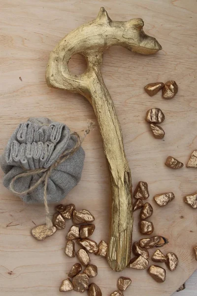 Zenginlik ve refah simgeleyen altın feng shui horoz