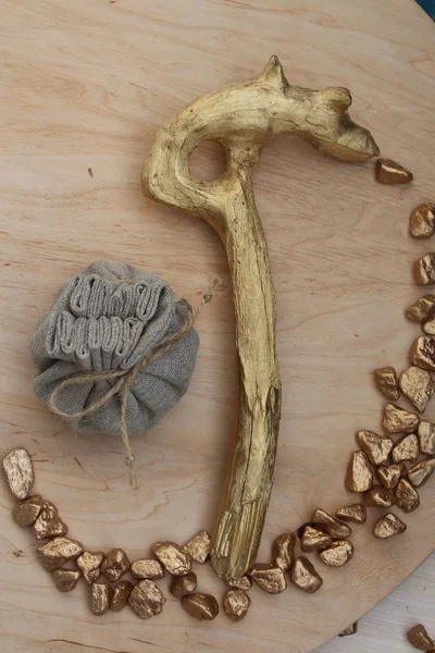 Zenginlik ve refah simgeleyen altın feng shui horoz