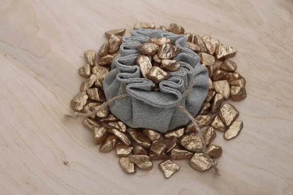 Pamuk çanta zenginlik ve refah simgeleyen altın dolu