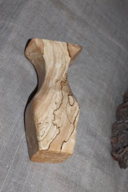 Köy tarzında ahşap vazo.