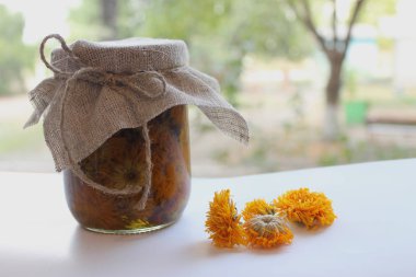 Ev yapımı sağlık için kurutulmuş calendula çiçekleri