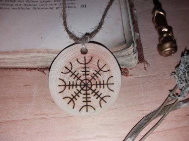 Cadılar ve sihirbazlar için sihirli koruyucu kolyeler