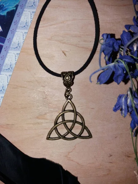 Cadılar ve sihirbazlar için sihirli koruyucu kolyeler