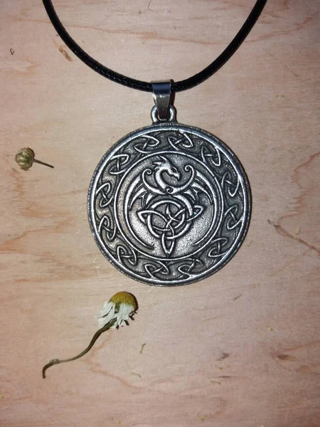 Cadılar ve sihirbazlar için sihirli koruyucu kolyeler