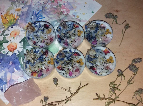 Házi Készítésű Tealámpák Kristályokkal Szárított Gyógynövényekkel Virágokkal Hogy Vonzzák Szerelmet — Stock Fotó