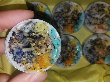 Kristalli ev yapımı çay ışıkları, kurutulmuş bitkiler ve çiçekler para ve iyi şans, sağlık, aşk vs. çekmek için. Spa prosedürleri için güzel hediyeler..