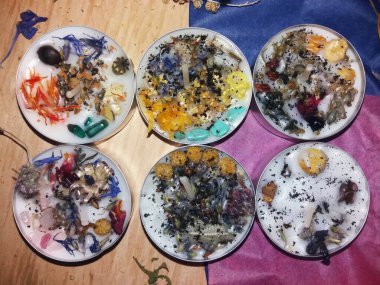 Kristalli ev yapımı çay ışıkları, kurutulmuş bitkiler ve çiçekler para ve iyi şans, sağlık, aşk vs. çekmek için. Spa prosedürleri için güzel hediyeler..