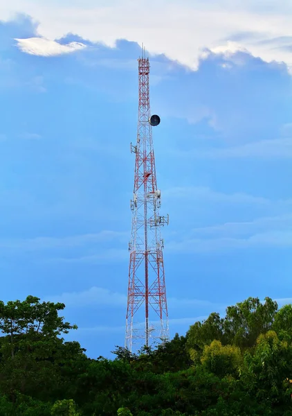Comunicações, Telecomunicações, Torre celular com antena — Fotografia de Stock