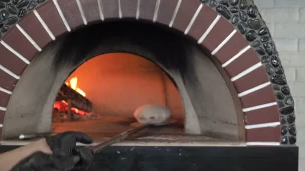 Homem Padeiro Irreconhecível Vira Pão Fogão Lenha Para Assar Chef — Vídeo de Stock