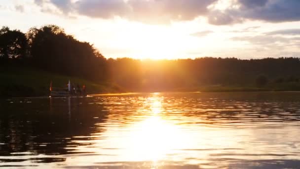 Persone attive che si divertono sulla piccola zattera di legno. Il team rema su una zattera artigianale improvvisata sul fiume durante il tramonto . — Video Stock