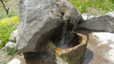 Temiz su kaynağı. Çeşme veya bubbler mineral saf su ile