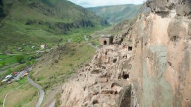 Vardzia mağara Manastırı. Karmaşık kayaya oyulmuş. Kasaba dağlarında mağara
