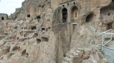 Vardzia mağara Manastırı. Karmaşık kayaya oyulmuş. Kasaba dağlarında mağara