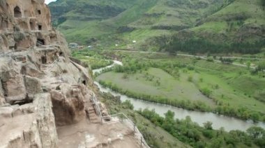Vardzia mağara Manastırı. Karmaşık kayaya oyulmuş. Kasaba dağlarında mağara. Dağdan nehrin Kura Mtkvari göster 