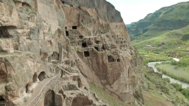 Monastère de la grotte Vardzia. Complexe sculpté dans la roche. Grotte ville dans les montagnes — Video