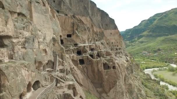 Vardzia 동굴 수도원입니다. 복잡 한 바위에 새겨져 있다. 산에서 마을 동굴합니다 — 비디오