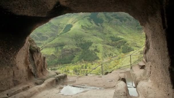 Vista desde la cueva del agujero Vardzia cueva monasterio. Complejo tallado en roca. Cueva ciudad en las montañas — Vídeos de Stock