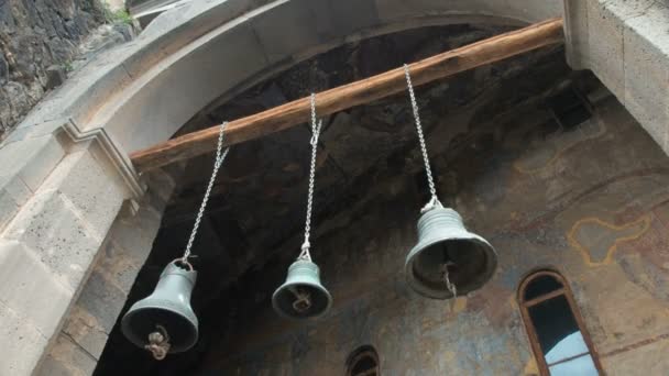Campanas en el monasterio de la cueva de Vardzia. Iglesia de la Asunción de la Virgen — Vídeo de stock