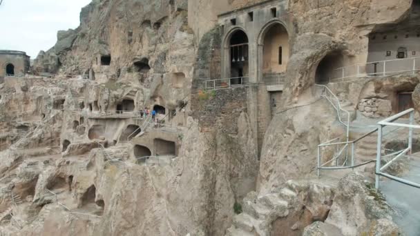 Vardzia mağara Manastırı. Karmaşık kayaya oyulmuş. Kasaba dağlarında mağara — Stok video