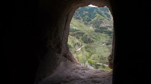 구멍에서 Viewto 동굴 Vardzia 동굴 수도원. 복잡 한 바위에 새겨져 있다. 산에서 마을 동굴합니다 — 비디오