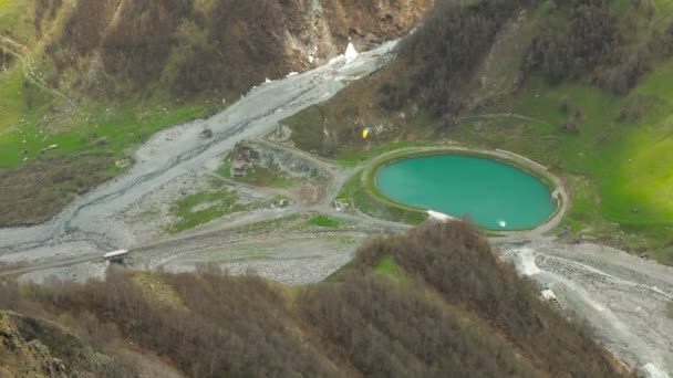 Vista superior do lago artificial nas montanhas na primavera . — Vídeo de Stock