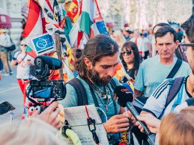 Rusya, Moskova, FIFA Dünya Kupası: 15 Haziran 2018. Matthias Amaya, fazla 80.000 km 5 yıl içinde üstesinden, traveler tarafından röportaj gazeteciler Bisiklet turu-dünya turuna yapma. Matthias