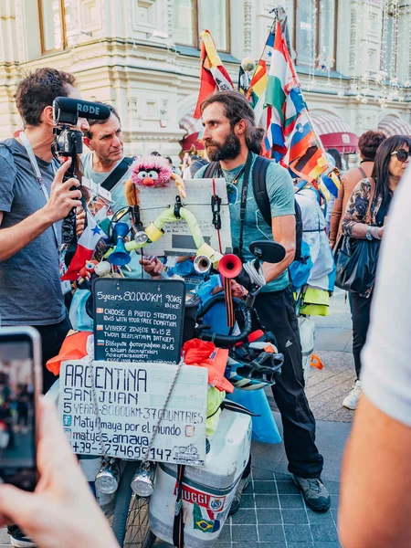 Russland, Moskau, Fifa-WM: 15. Juni 2018. Journalisten interviewten den Reisenden matthias amaya, der in 5 Jahren mehr als 80.000 km mit dem Fahrrad um die Welt zurückgelegt hat. matthias — Stockfoto