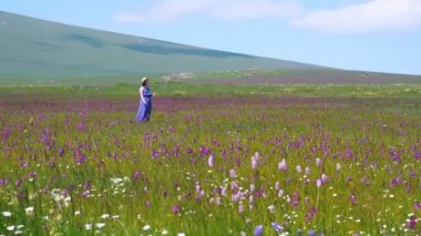 Fotoğrafta selfie sopayla purle çiçekli çayır üzerinde oldukça beyaz kız. Mutlu bir güzel genç kadın hasır şapkalı selfie doğa arka plan üzerinde olun. Açık havada güzel bir kadın. Yaz ruh hali