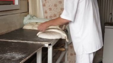 Geleneksel ekmek sesi veya Torne veya şiirlerinin bir Gürcü Shotis Puri veya Shoti ekmek pişirme için. Pişirme işlemi: Baker düz ekmek ve fırın ve alarak hazır Shoti duvarına yapışmasını hamur şekiller