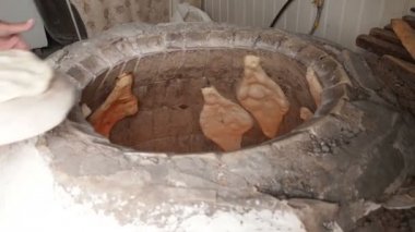 Une plongée profonde dans l’art de la cuisson de Shotis Puri (vidéo) By Jack35 Depositphotos_206169050-stock-video-traditional-bakery-tone-or-torne