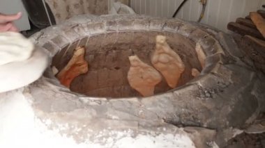 Geleneksel ekmek sesi veya Torne veya şiirlerinin bir Gürcü Shotis Puri veya Shoti ekmek pişirme için. Pişirme işlemi: Baker düz ekmek ve fırın ve alarak hazır Shoti duvarına yapışmasını hamur şekiller