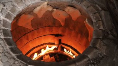 Geleneksel ekmek sesi veya Torne veya şiirlerinin bir Gürcü Shotis Puri veya Shoti ekmek pişirme için. Pişirme işlemi: Baker düz ekmek ve fırın ve alarak hazır Shoti duvarına yapışmasını hamur şekiller