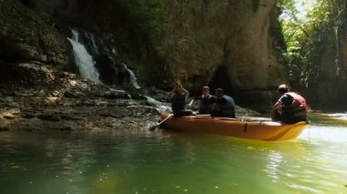 Martvili Canyon, Gürcistan - Temmuz, 2018: İnsanlar kauçuk kürekli tekneler sırasında ziyaret doğal anıt ve Simgesel Yapı Martvili Kanyon Rafting. Turistler güzel şelale fotoğrafını çekin. Doğal anıt