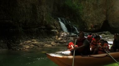Martvili Canyon, Gürcistan - Temmuz, 2018: Kauçuk kürekli tekneler sırasında ziyaret doğal anıt ve Simgesel Yapı Martvili Kanyon Rafting turist insanlar. Doğal anıt Village Inchkhuri bulunur