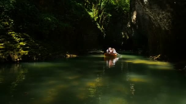 Cañón Martvili, Georgia - Julio, 2018: Turistas Rafting en botes de remo de goma durante su visita al Monumento Natural y al Cañón Martvili. Monumento natural se encuentra en la aldea Inchkhuri — Vídeo de stock