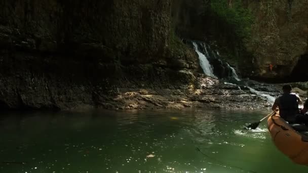 Martvili canyon, georgia - juli 2018: touristen rafting in gummiruderbooten während des besuchs von naturdenkmal und denkmal martvili canyon. Naturdenkmal befindet sich im Dorf inchkhuri — Stockvideo