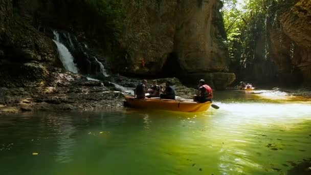 Martvili Canyon, Gruzja - lipca 2018 r: Turystów ludzi Rafting w łodzi wiosłowych gumy podczas wizyty pomnik przyrody i Landmark Martvili Canyon. Pomnik przyrody znajduje się w miejscowości Inchkhuri — Wideo stockowe