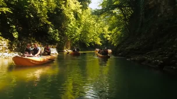 Cañón Martvili, Georgia - Julio, 2018: Turistas Rafting en botes de remo de goma durante su visita al Monumento Natural y al Cañón Martvili. Monumento natural se encuentra en la aldea Inchkhuri — Vídeos de Stock