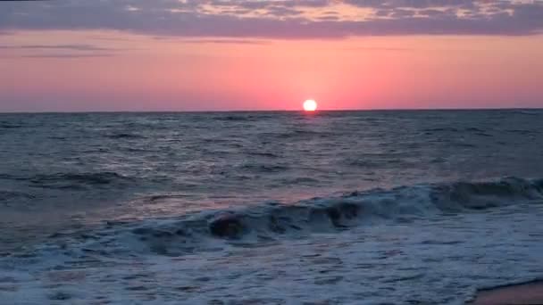 Vacker röd solnedgång på stranden fantastiska färger ljusstrålen skiner igenom molnlandskap marinmålning på rosa solnedgång havet vågor 30fps — Stockvideo