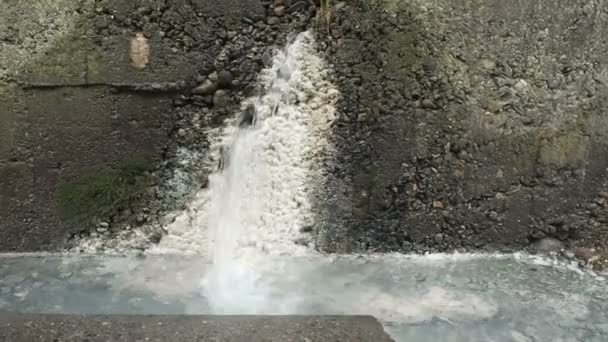 Vrouw Haar Gezicht Wassen Mineraalwater Drinken Van Koud Voorjaar Waterstof — Stockvideo