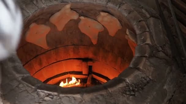 Geleneksel ekmek sesi veya Torne veya şiirlerinin bir Gürcü Shotis Puri veya Shoti ekmek pişirme için. Pişirme işlemi: Baker düz ekmek ve fırın ve alarak hazır Shoti duvarına yapışmasını hamur şekiller — Stok video